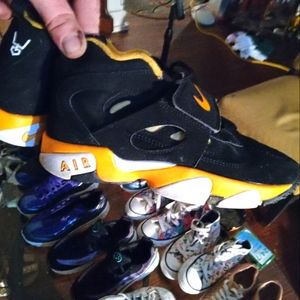 Yellow and black Nike diamond turf II